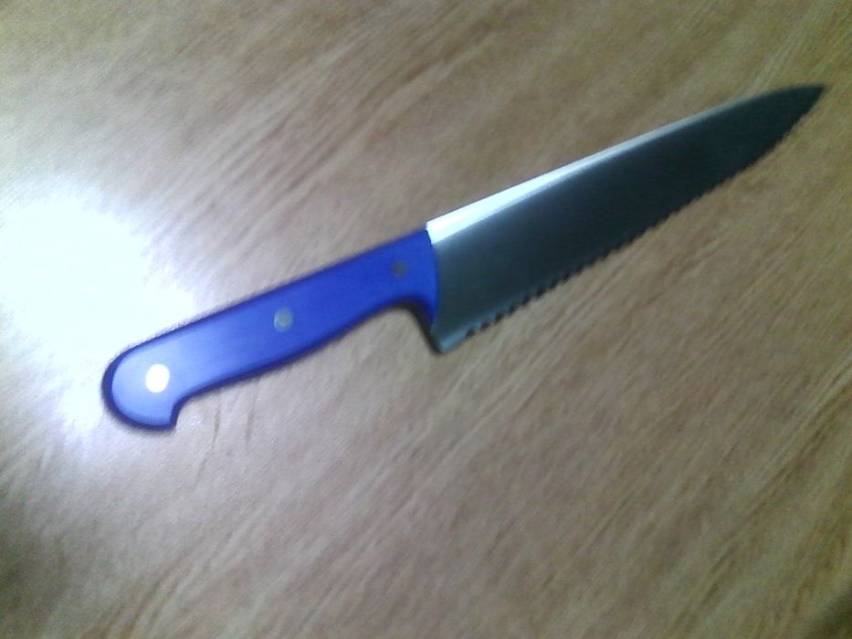 Mais facas de serrilha