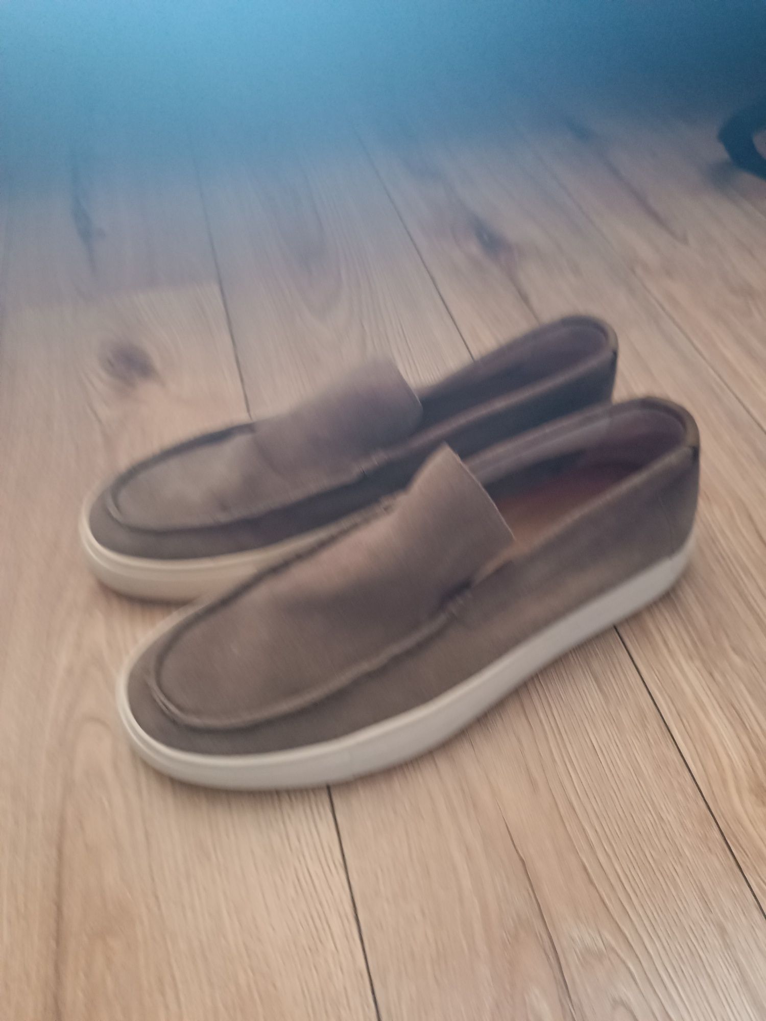 Brązowe zamszowe buty