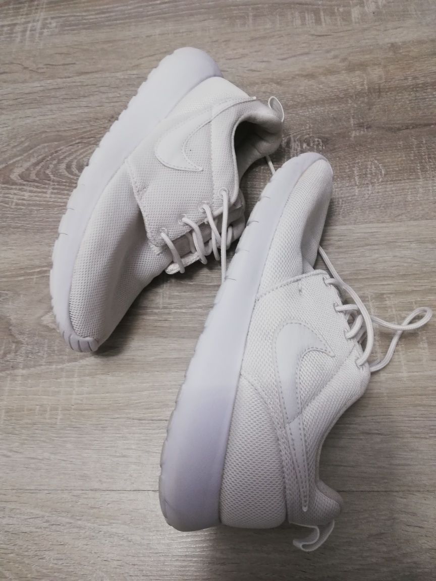 Adidasy damskie białe Nike Roshe One. R. 36,5.