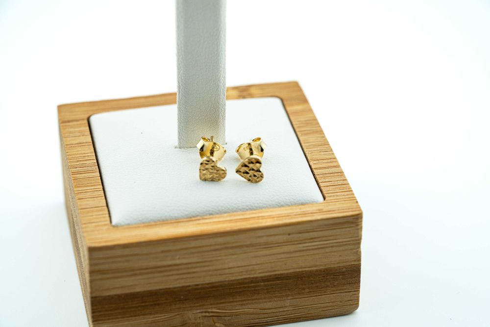 ZB557 świetne lekkie złote kolczyki serca z tłoczonym wzorem 8k sztyft