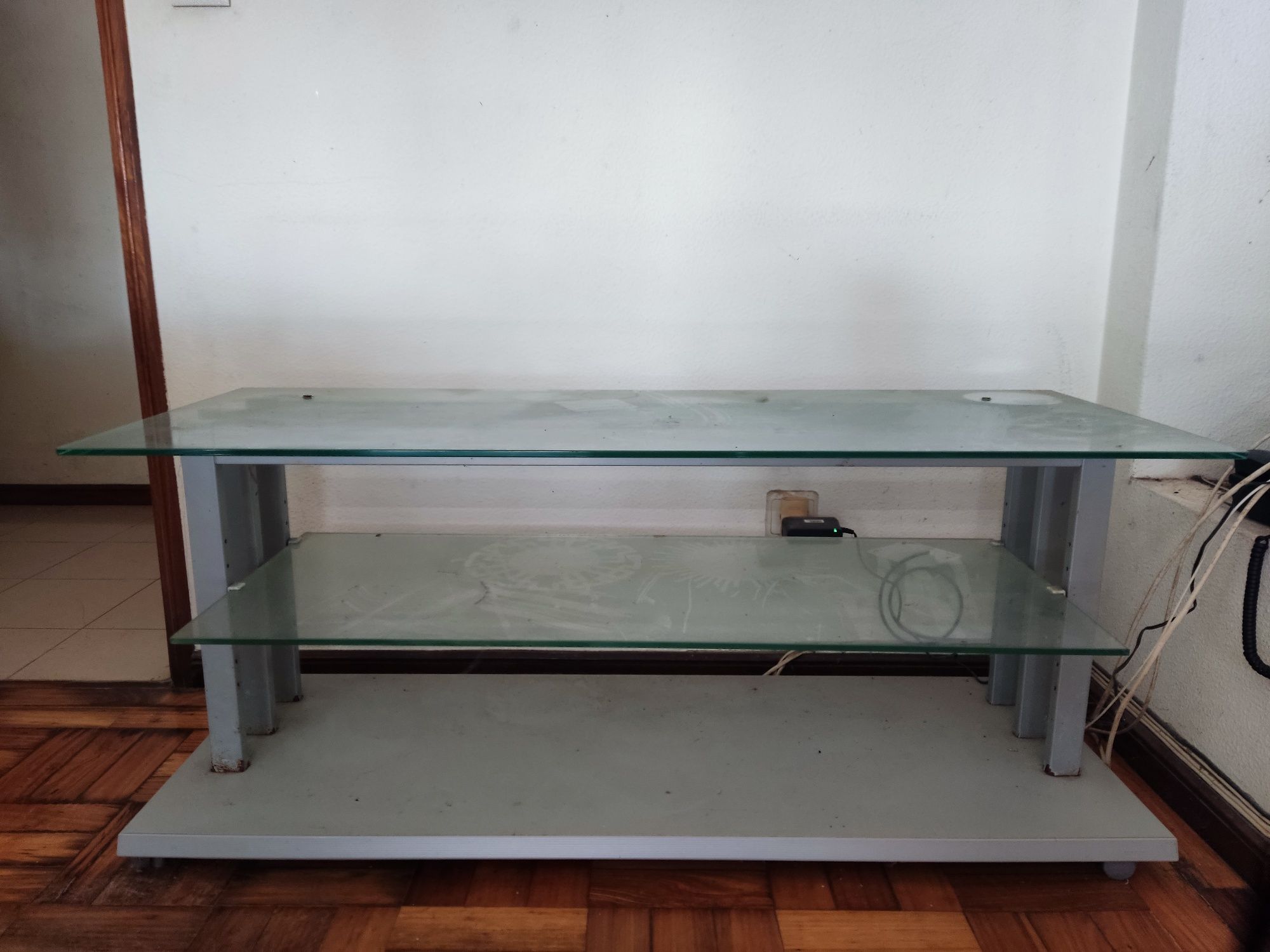 Mesa em vidro com rodas e duas prateleiras