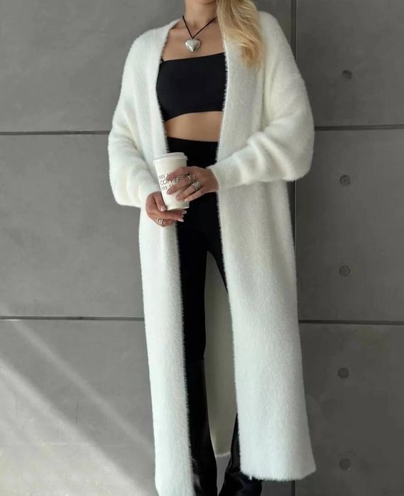 Продам білий пухнастий кардиган в ідеальному стані.