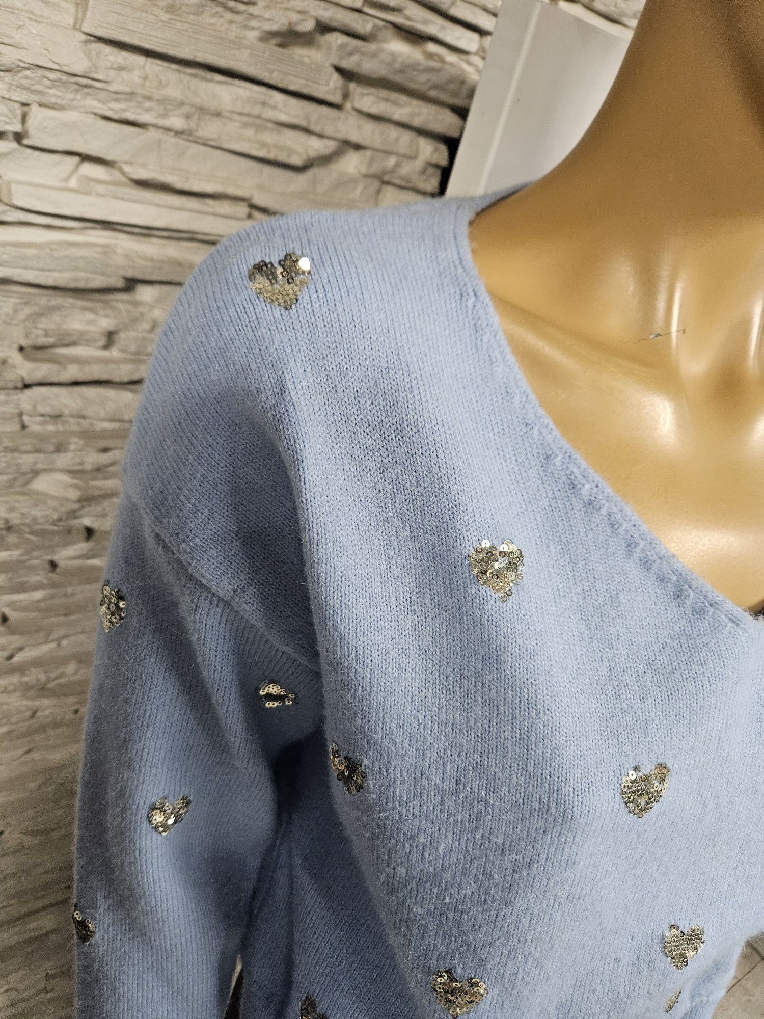 Sweter w serek z cekinowymi sercami JS Millenium