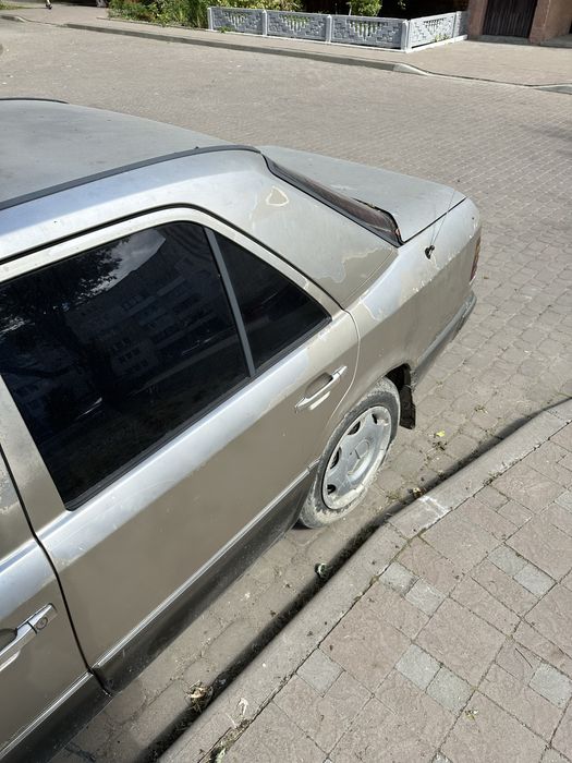 Автомобіль mercedes benz w124