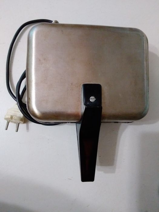 Электровафельница Ласунка.