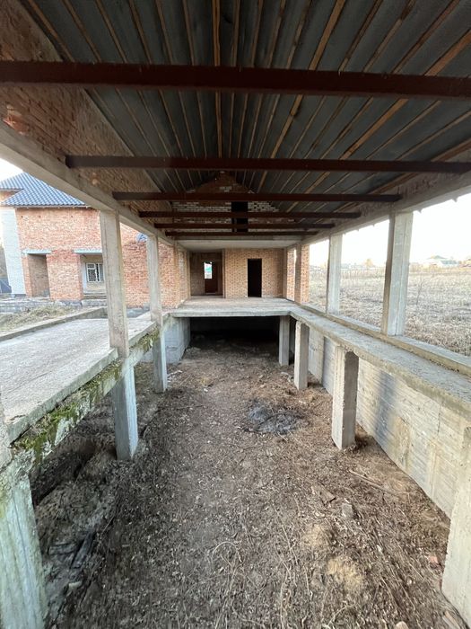 Недобудова в 1000 кв.м на ділянці 40 соток