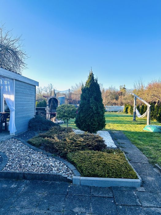 ⸻  Działka ROD 400 m² – domek, grill, studnia, relaks!