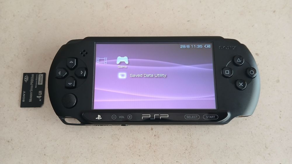 PSP E-1004 + Memory Stick PRO Duo 4GB