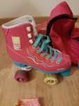 Patins 4 rodas, capacete e mochila e capas protetoras.