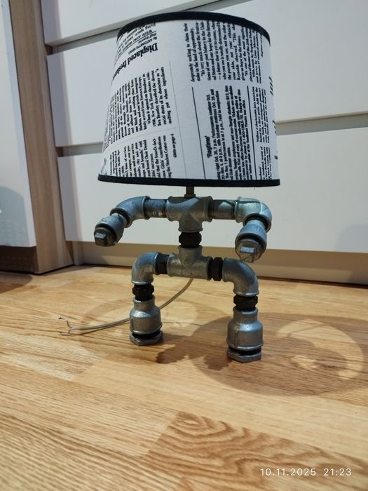 Lampa z kształtek hydraulicznych