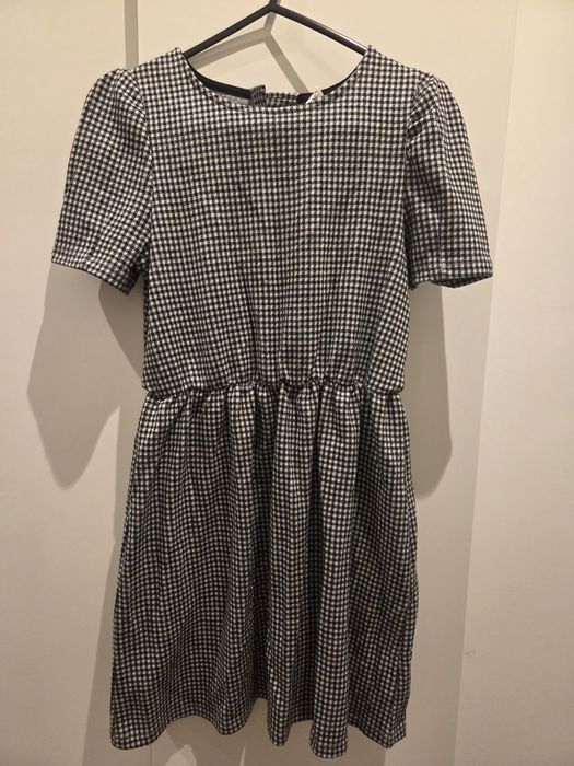 Sukienka dla dziewczynki  w krateczkę r. 140