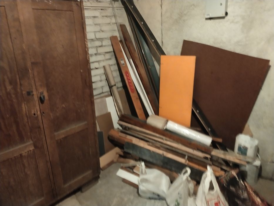 Drewno, szafa drewniana, boazeria modrzew