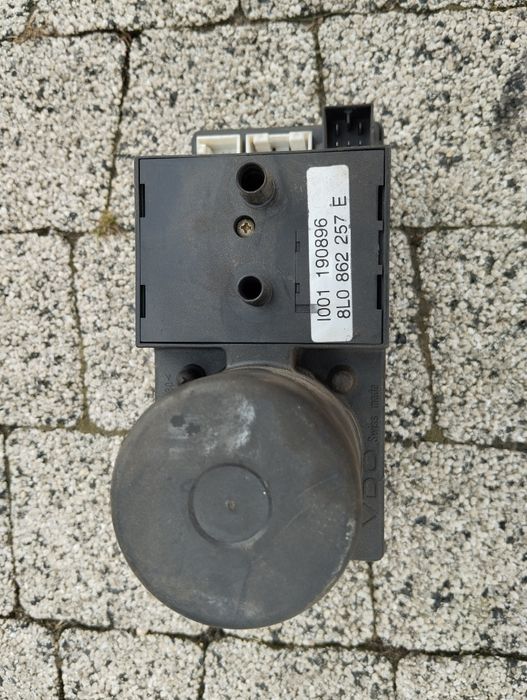 Pompka centralnego zamka Audi 8L0-257E oryginał sprawna