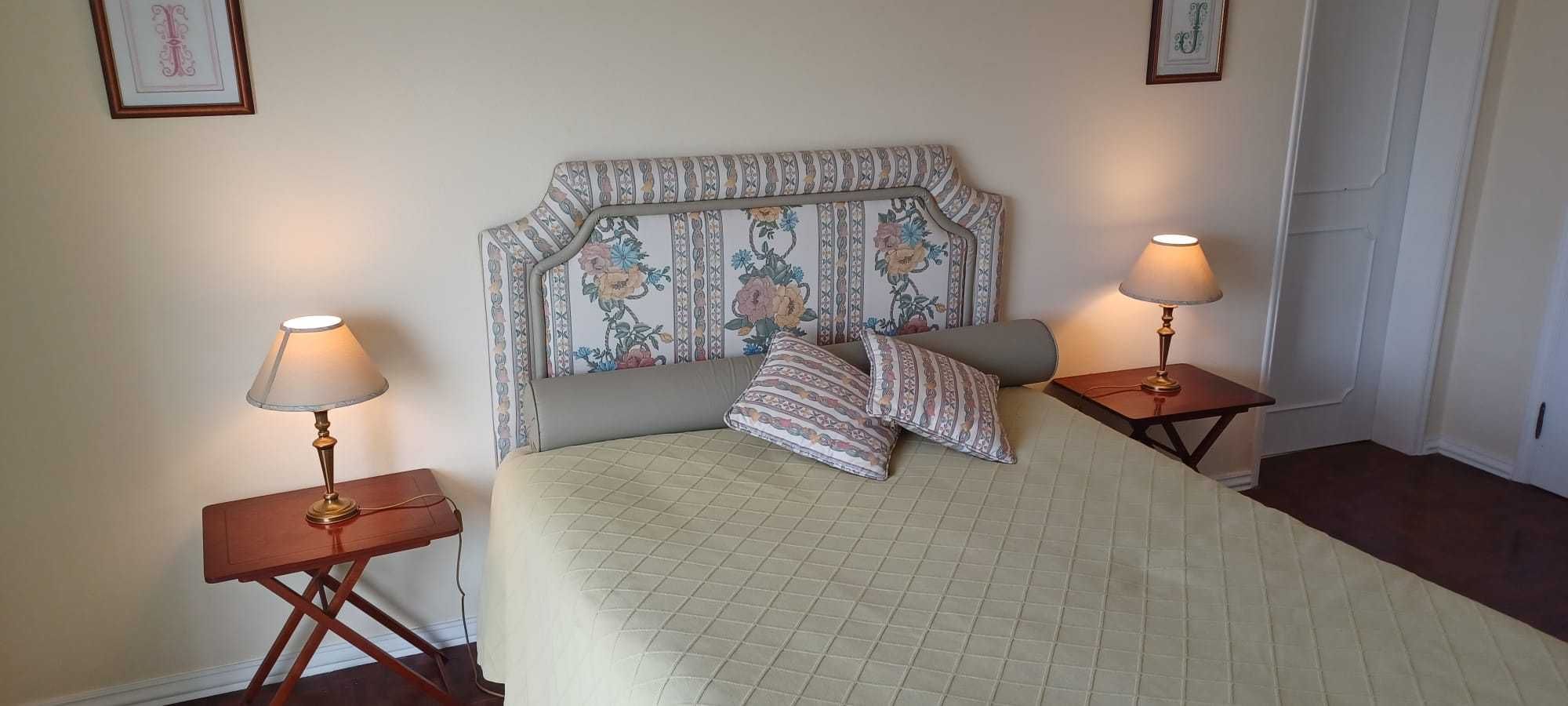 Conjunto de cama de casal, cabeceira, colchão, almofadas e candeeiros