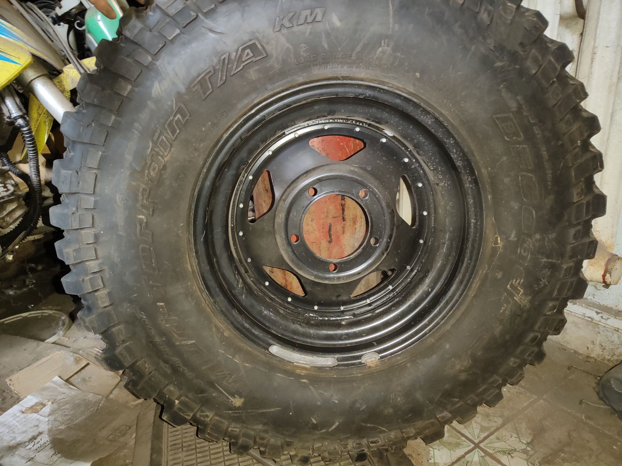 255/85r16 BfGoodrich  1шт.  Резина с диском на УАЗ, Газ 69