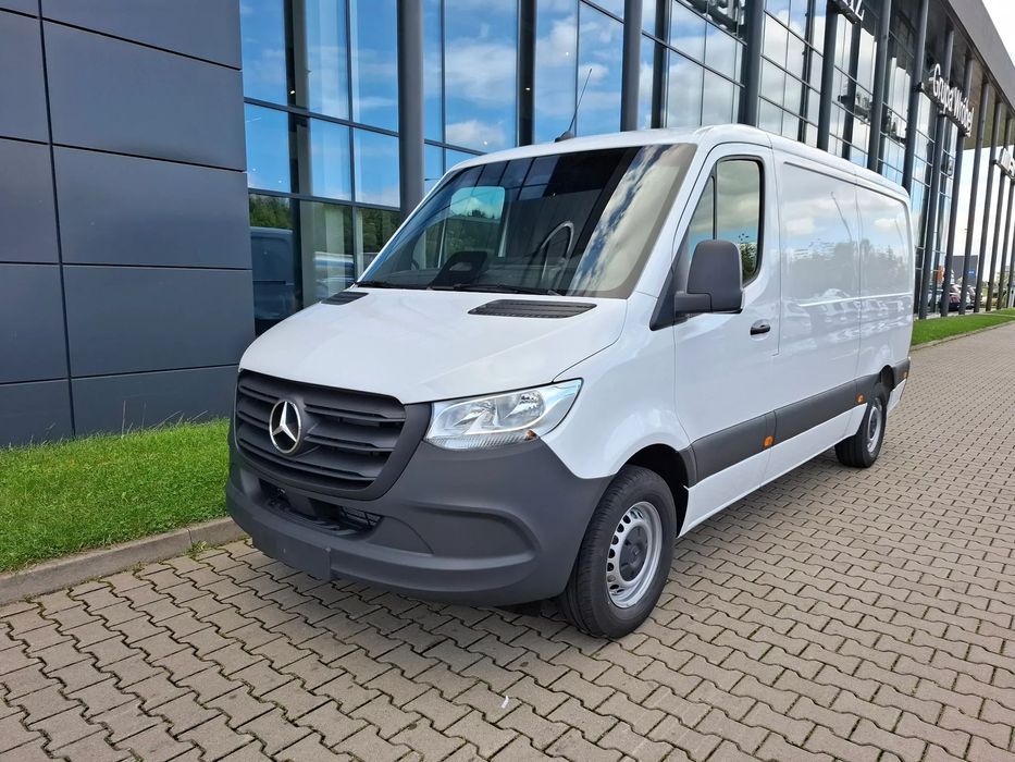 Mercedes-Benz Sprinter 315 CDI Furgon 3665 mm L2H1  Sprinter 315 CDI Furgon 3665mm L2H1_MBUX 10_Kamera cofania_Asystenty