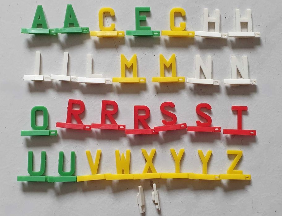 Letras de plástico de encaixe, para compor palavras, brinquedo anos 60
