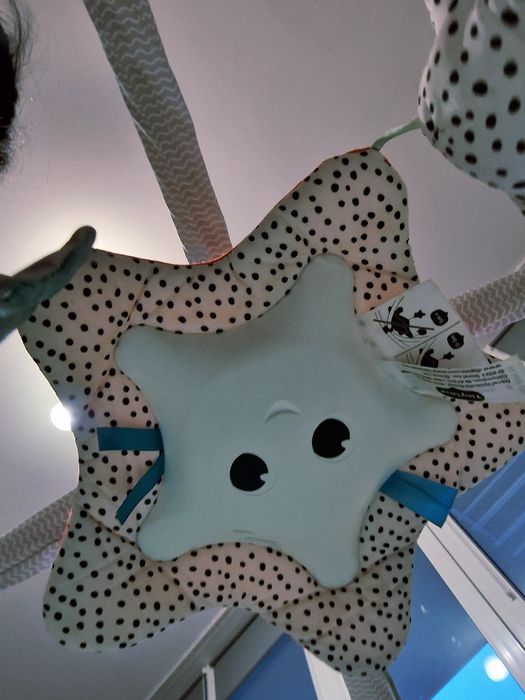 Mata dla niemowląt z motywem morskim i grającą karuzelą Tiny Love