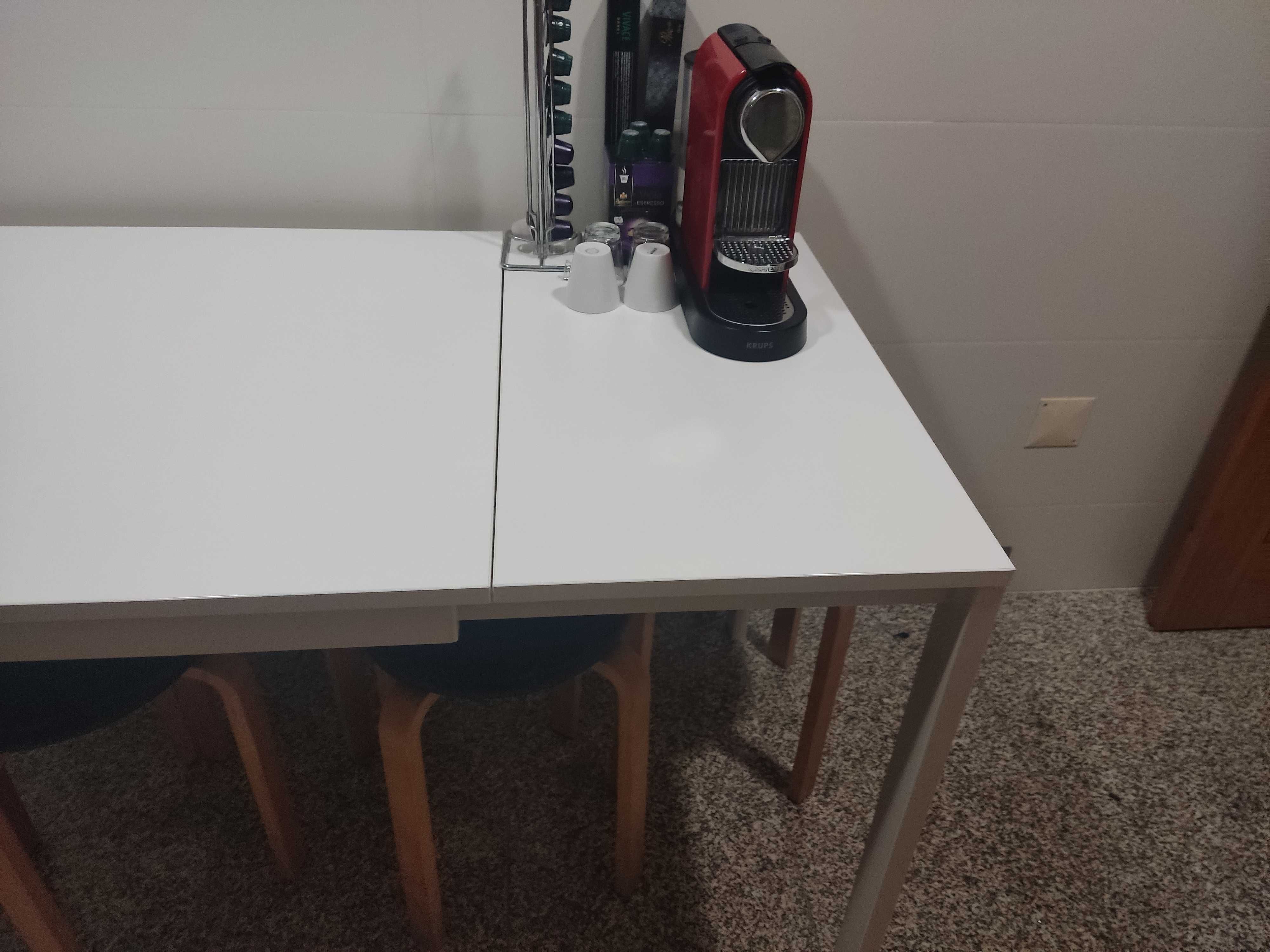 Mesa de cozinha nova