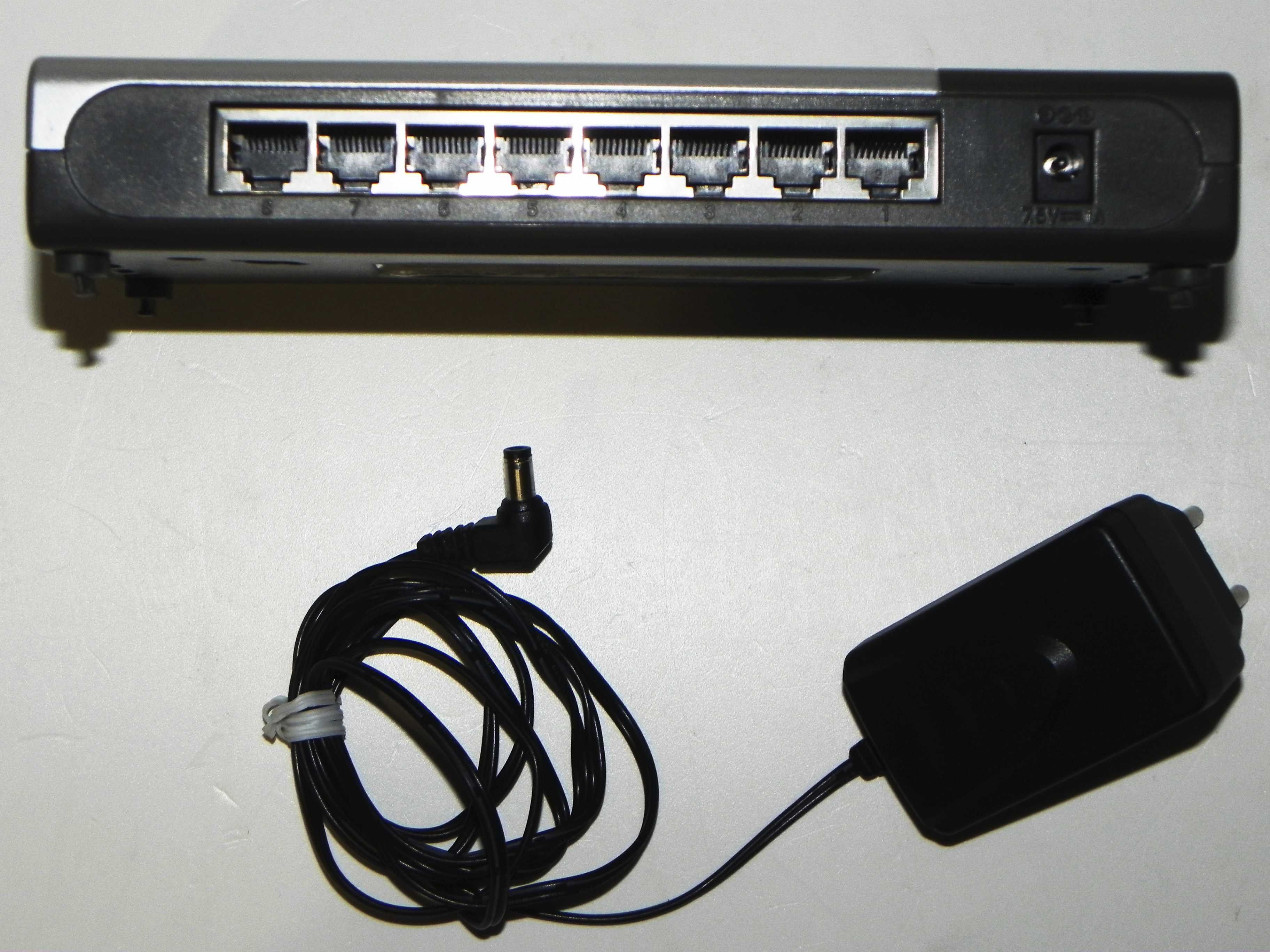 D-Link DES-1008D, 8портів 10/100/200 Ethernet Switch, БЖ D-Link