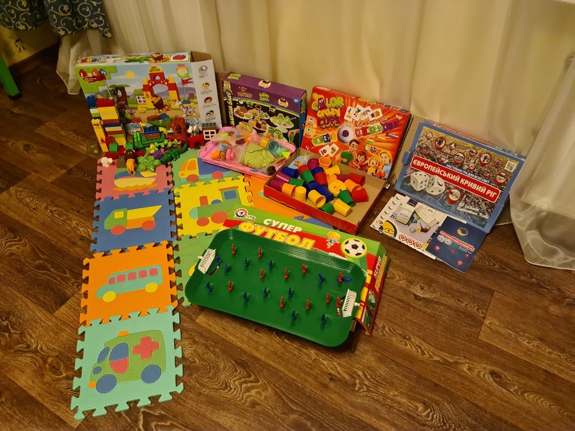 Набор детских игрушек, книжек, развивающих игр