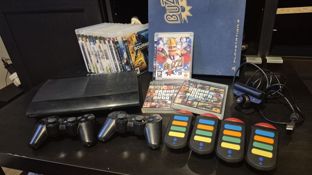 Lote - PlayStation 3 + 2 comandos + câmara + comandos Buzz + 14 jogos