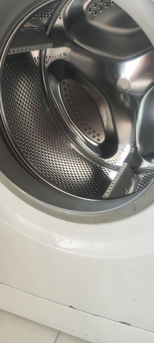 Máquina de Lavar Roupa Indesit IWC 61051 – 6 kg, 1000 rpm

Descrição G