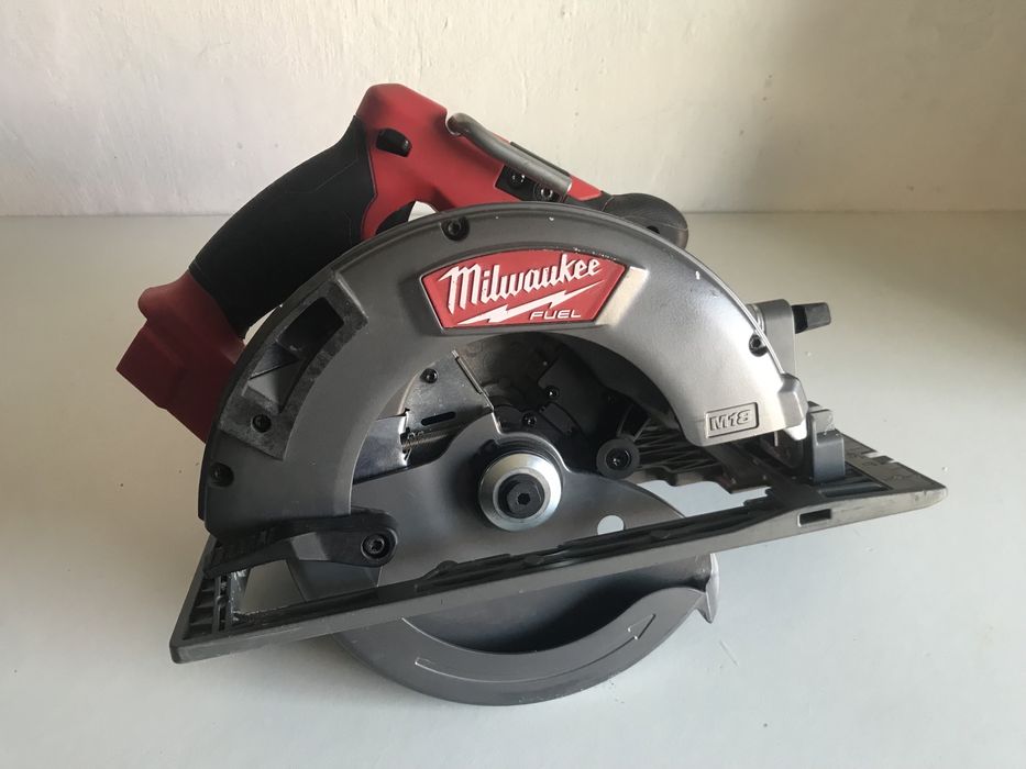 Безщіткова циркулярна пила Milwaukee M18 CCS66 з Англії