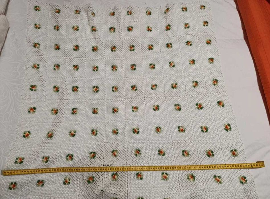 1 Toalha, 1 individual e 6 bases de copos em crochê