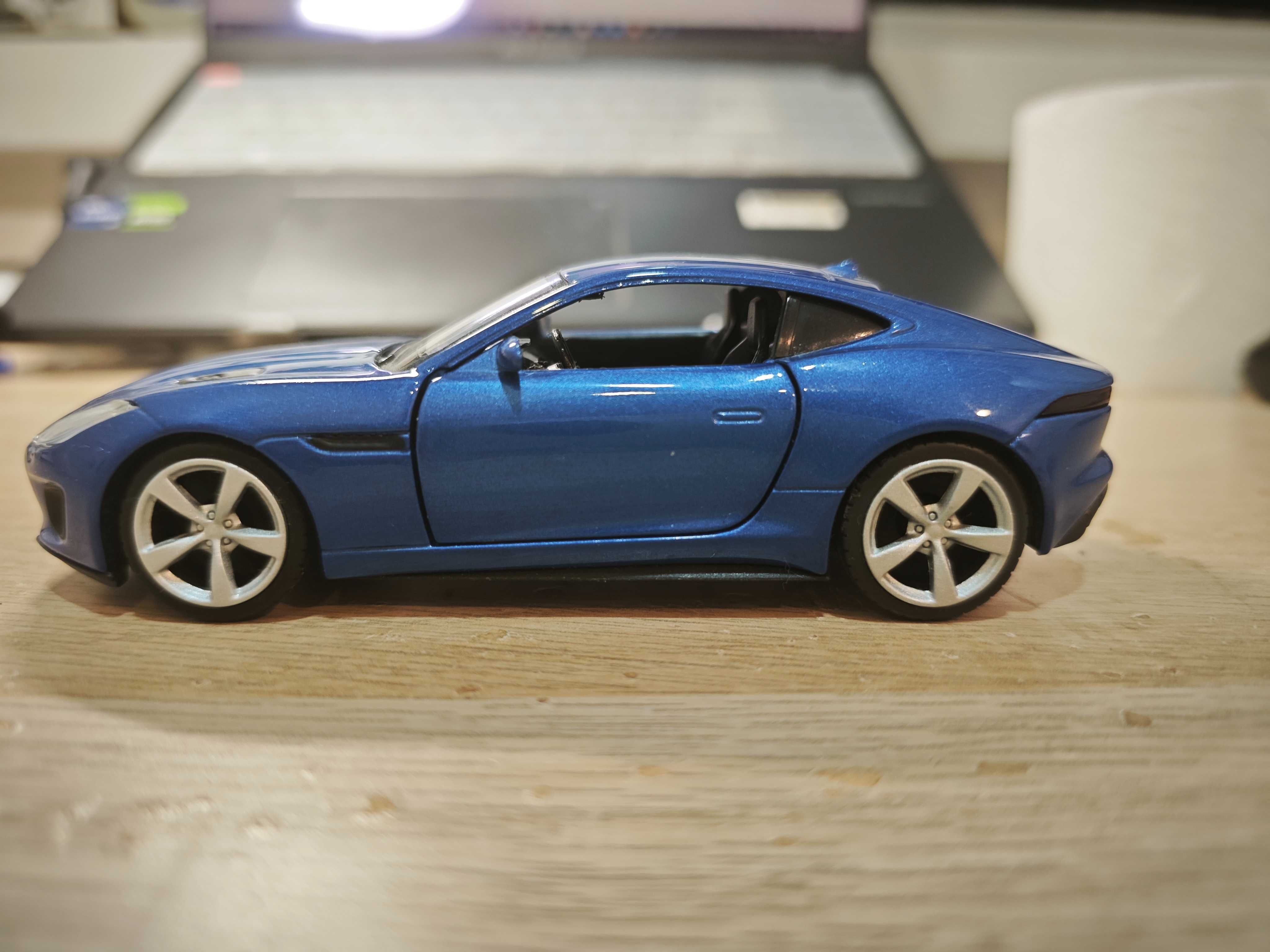 1/36 Jaguar F-Type miniatura