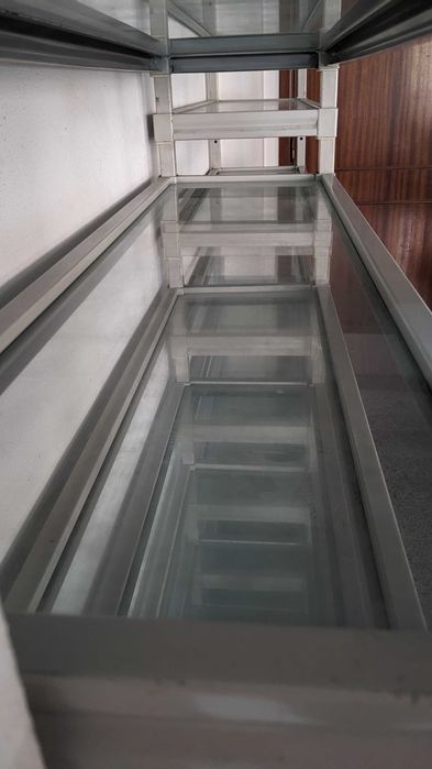 Estantes metálicas com prateleiras ajustáveis de vidro