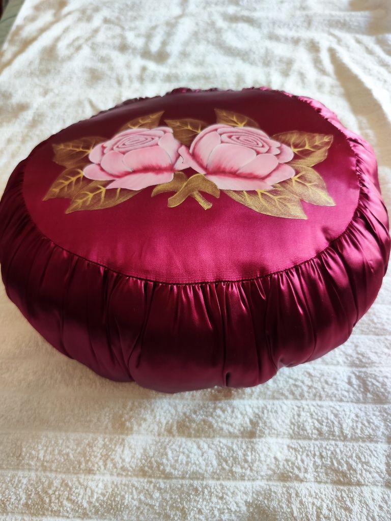Linda almofada artesanal bordeaux com rosas pintadas à mão. NOVA