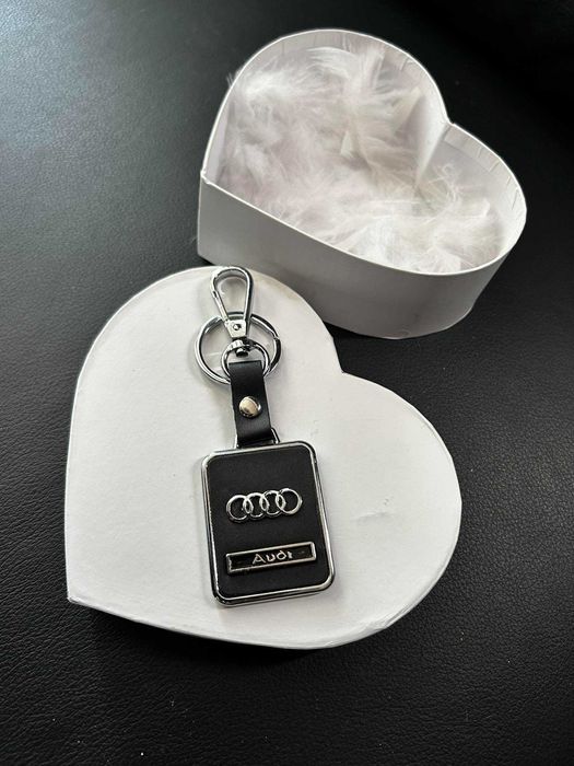 Brelok Audi skórzany ze srebrnymi wstawkami