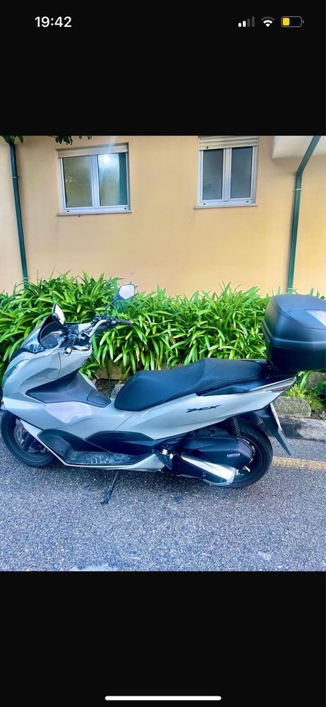 Vendo pcx 2023 com baú