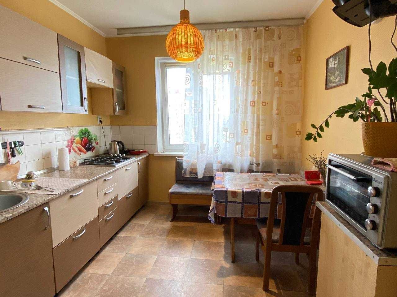 Кімната з балконом, дівчині,Тростянецька,3. М.Харківська БЕЗ хазяйки