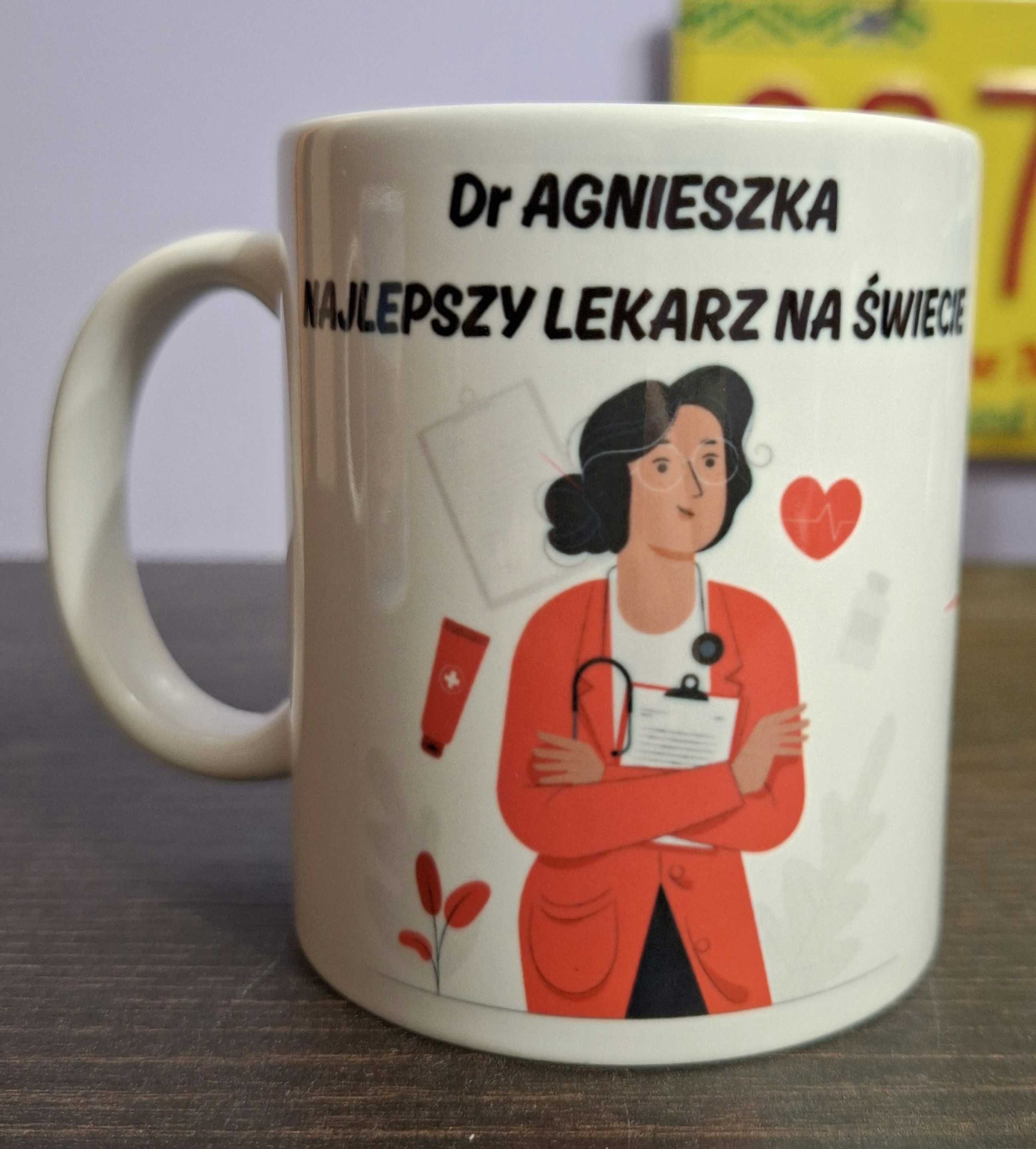 Kubek reklamowy z własną grafiką i tekstem - kolorowy ucho serce