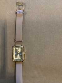 Zegarek z podwojnym paskiem, w kolorze nude