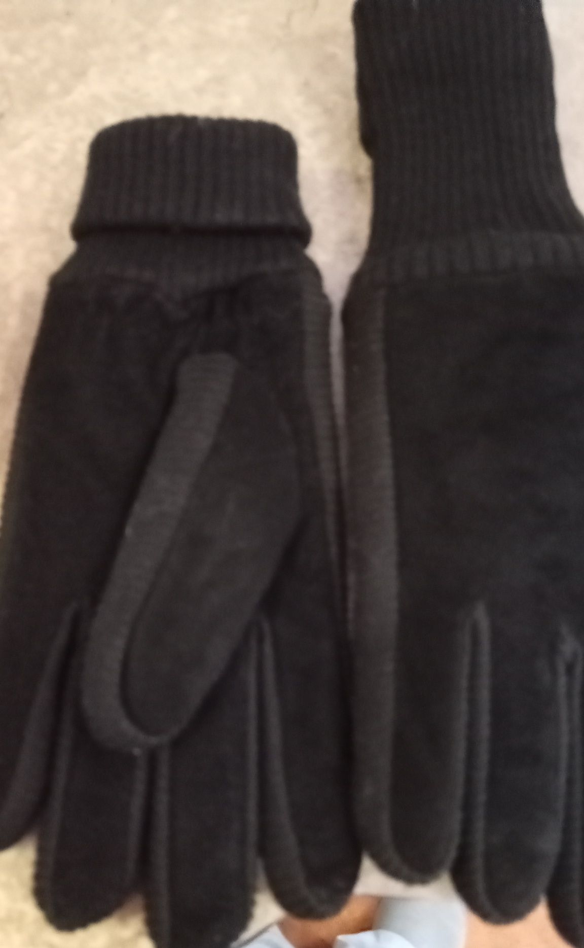 2 pares de luvas novas são a 10€ cada par.