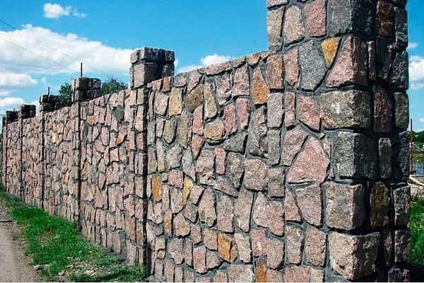 Каменні паркани, вироби з каменю штукатурка стяжка фундамен фасад