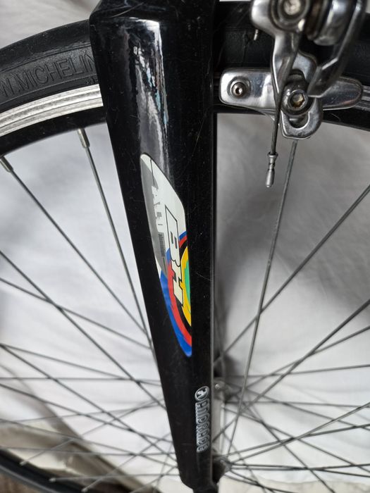 Bicicleta de estrada BH 
De sete velocidades a trás e duas a frente.
E