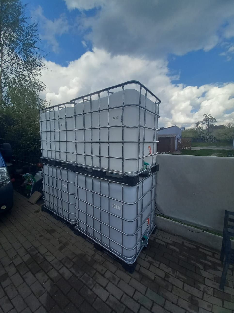 Zbiornik na wodę po spożywce jak nowe na plastikowych paletach