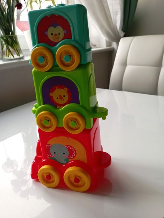 Pociąg Fisher Price, piramidka, wagony