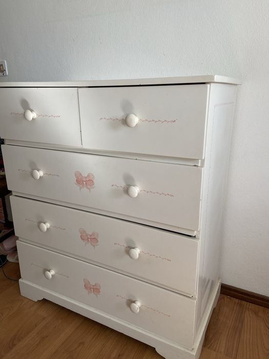 Cómoda branca de criança com laços cor de rosa