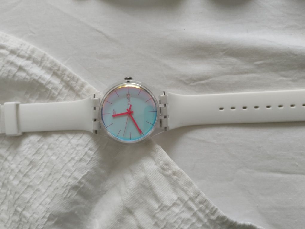 Relógio com ecrã tipo arco-íris Swatch