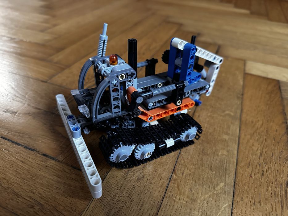 LEGO Technic 42032 – Mała ładowarka gąsienicowa.