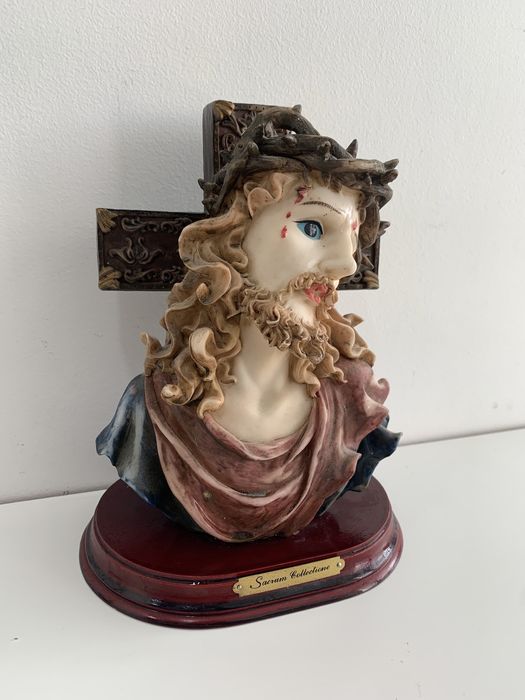 Decoração de jesus com base em madeira