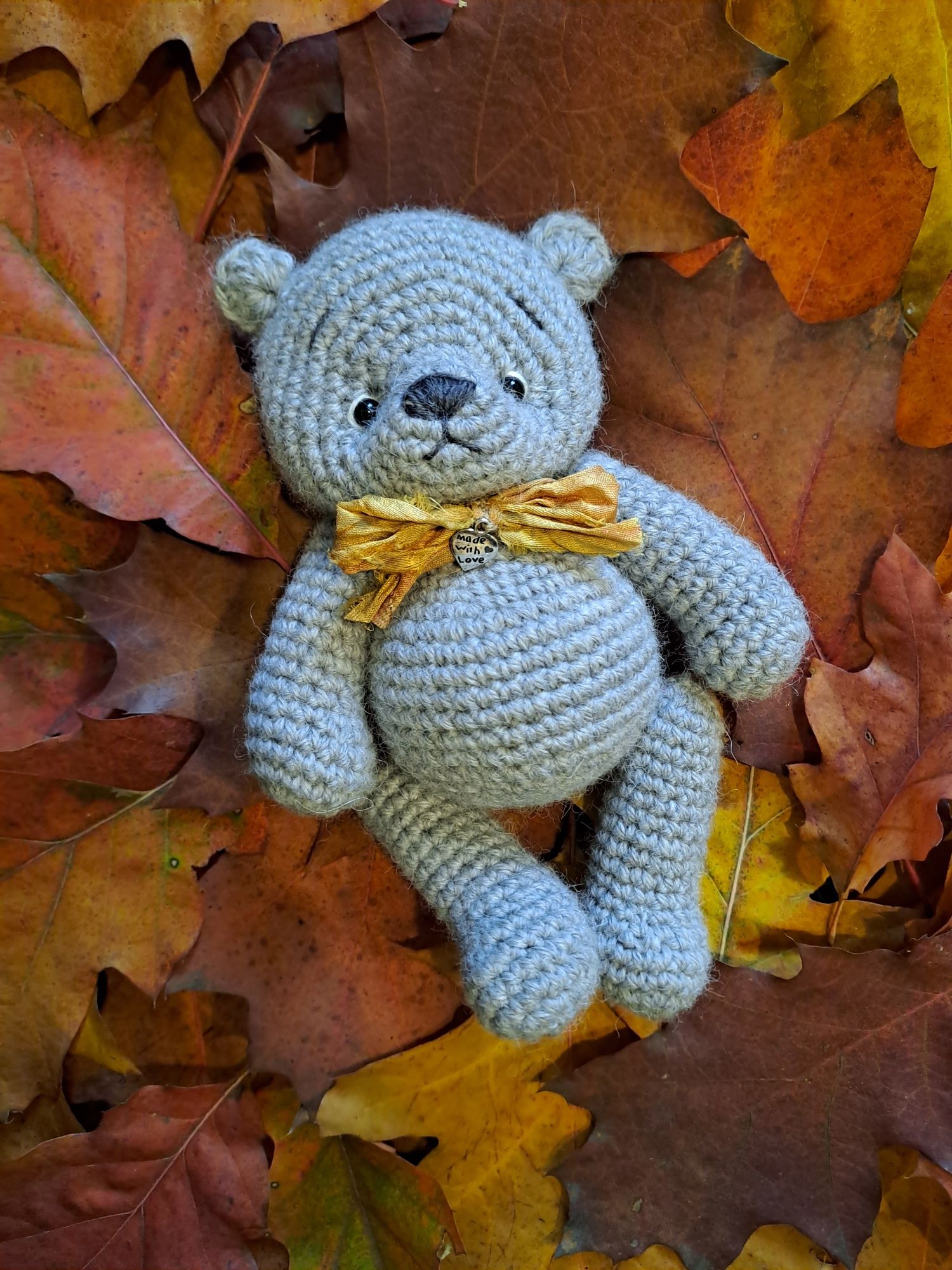 Wełniany miś amigurumi robiony na szydełku, na prezent sesję zdjęciową