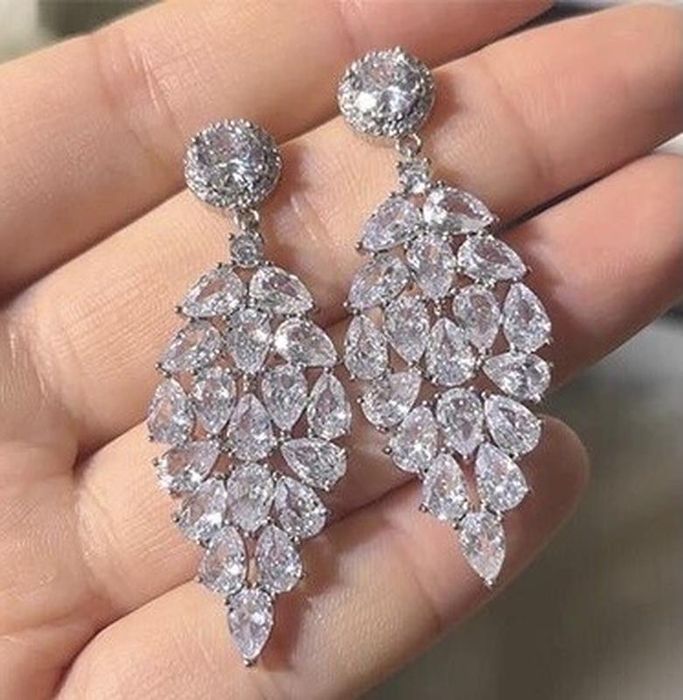 Серьги, серёжки гвоздики,лепестки с камнями,камешками блестящие