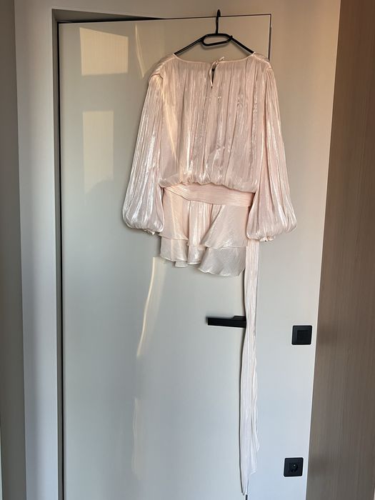 Сукня (вірусна в інстаграм) з блискучої тканини зі шлейфом