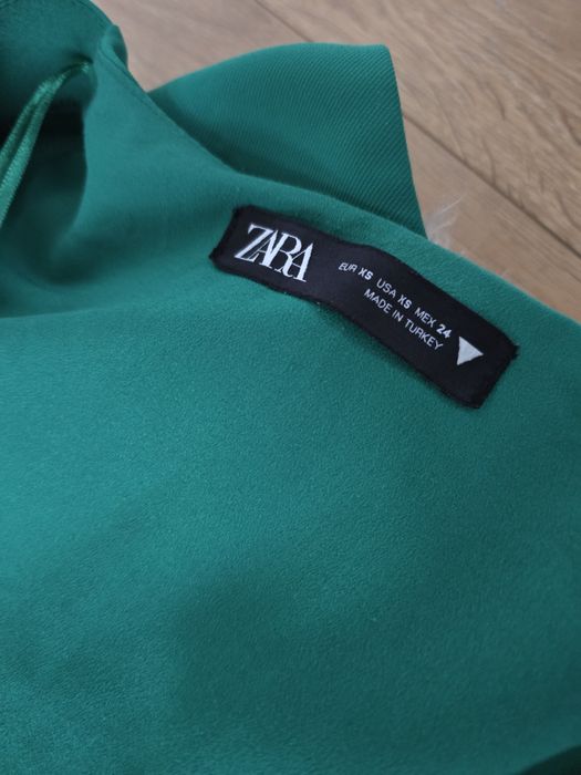 Butelkowa zieleń sukienka z bufkami krótki rękaw dekolt serek Zara XS
